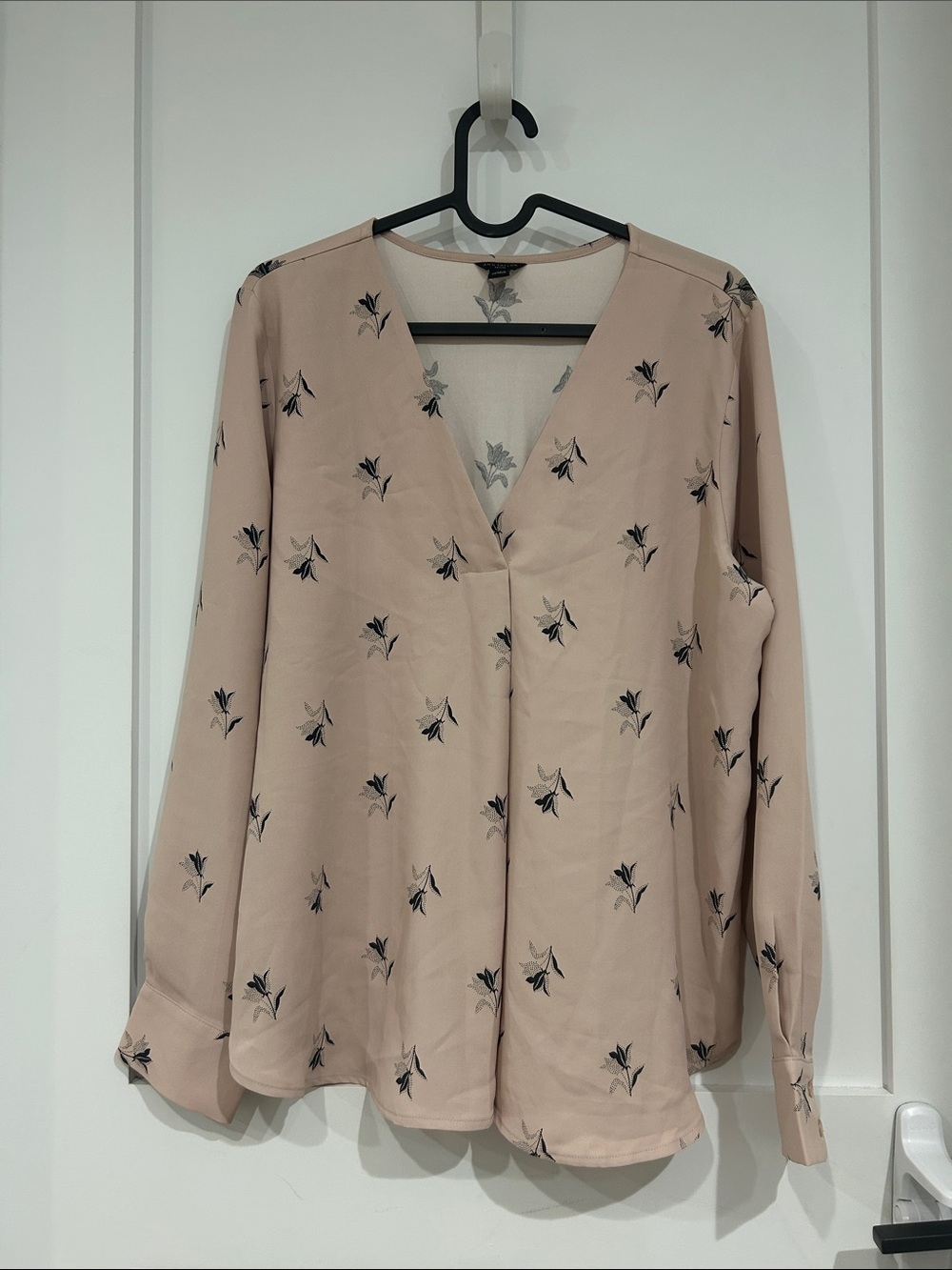 Ann Taylor Petite LP Blush Floral V-Neck Long Sleeve Blouse
